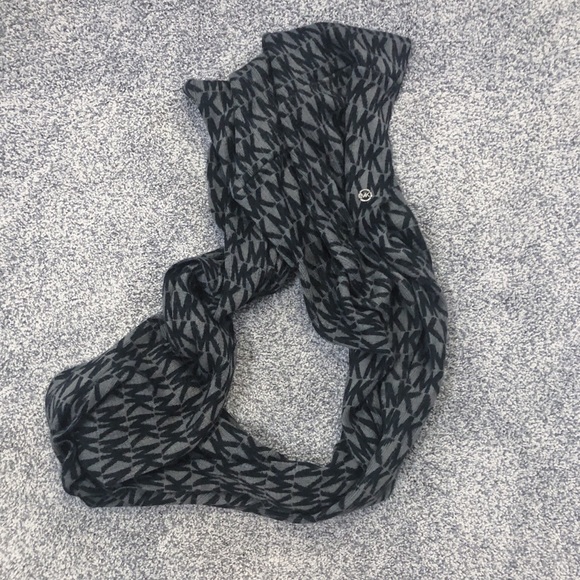 Michael Kors repeat logo infinity scarf - Picture 4 of 4